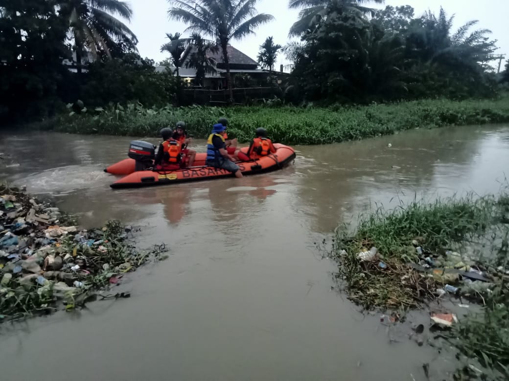 BOCAH TENGELAM DI ALIRAN BENDUNGAN SUKAYAJA, KANTOR SAR PALEMBANG LAKUKAN PENCARIAN