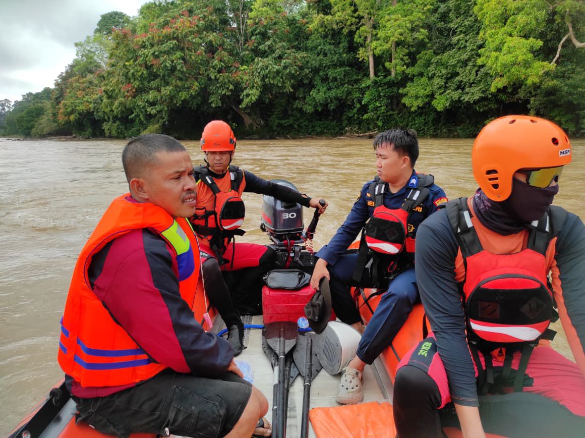 DERASNYA ARUS SUNGAI RAWAS SERET BOCAH 11 TAHUN, BASARNAS LAKUKAN PENCARIAN