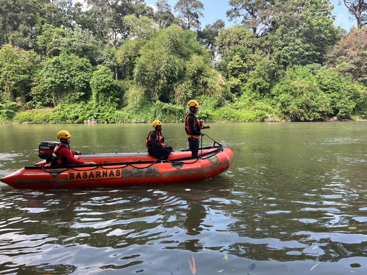 RESPON CEPAT BASARNAS CARI SISWA SD YANG TENGGELAM DI SUNGAI ENIM