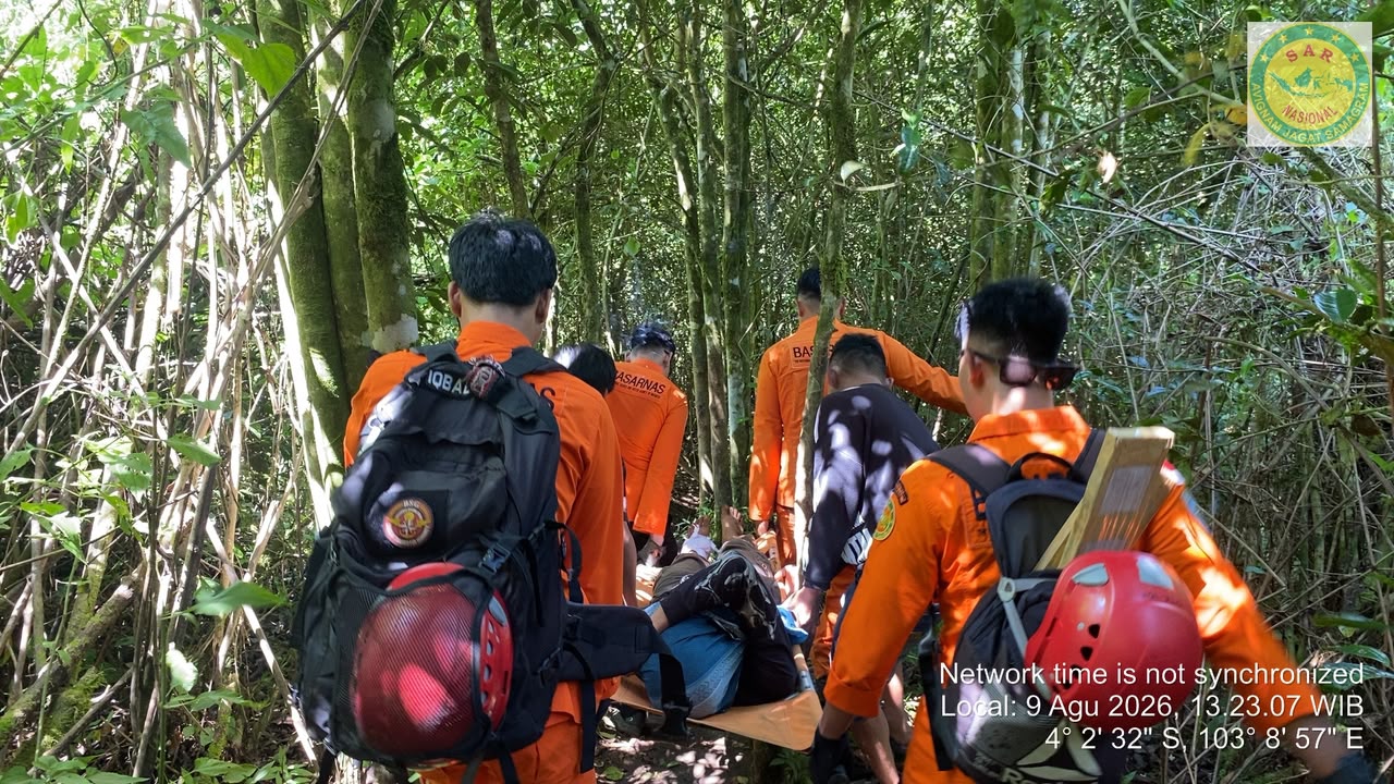 Tim Sar Gabungan Evakuasi Pendakian Yang Mengalami Cedera Di Gunung Dempo