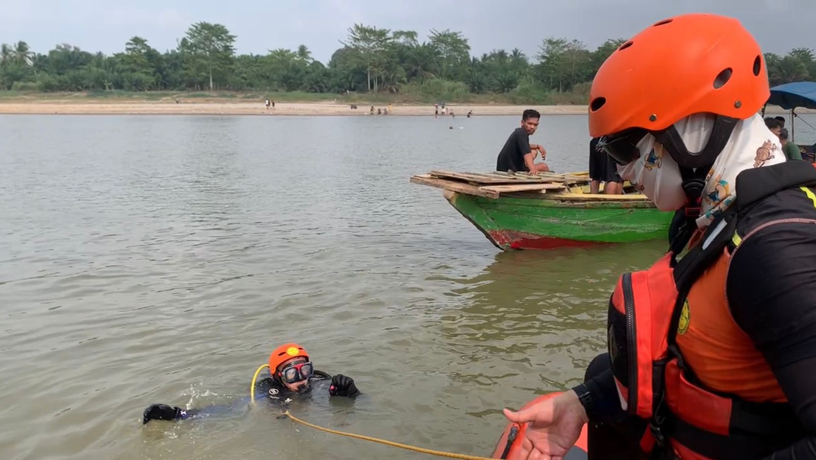 PEMUDA TERSERET ARUS SAAT BERENANG DI SUNGAI OGAN, BASARNAS TERJUNKAN TIM RESCUE
